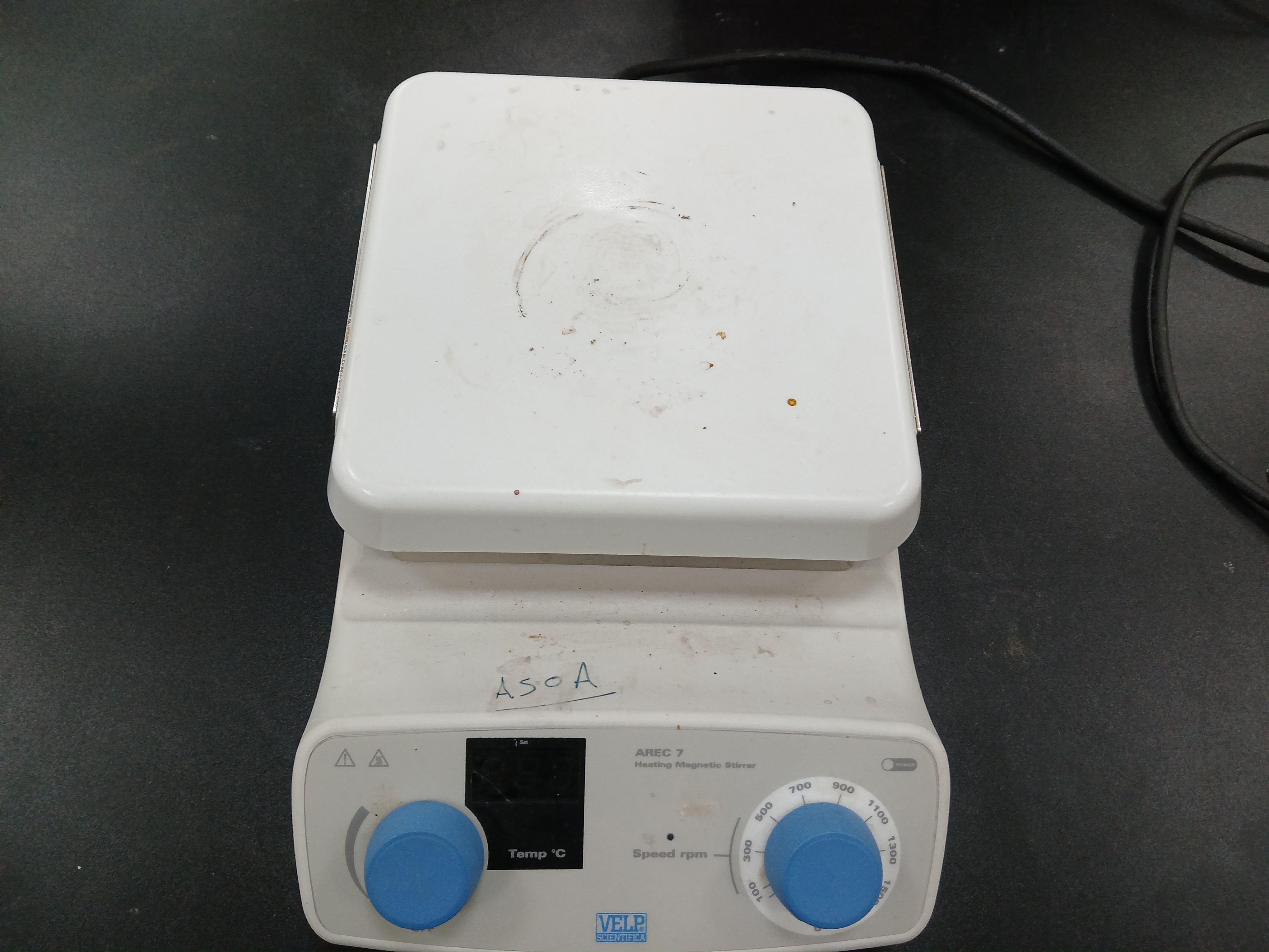 Hot plate magnetic stirrer